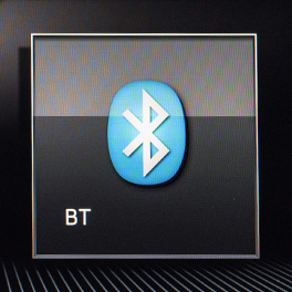 Bluetooth Plus - połączenie z anteną zewnętrzną, bezprzewodowa ładowarka do smartfona